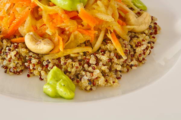 Quinoa mit Karotten-Kohlrabi-Salat und Avocadocreme - Wohlfühlküche