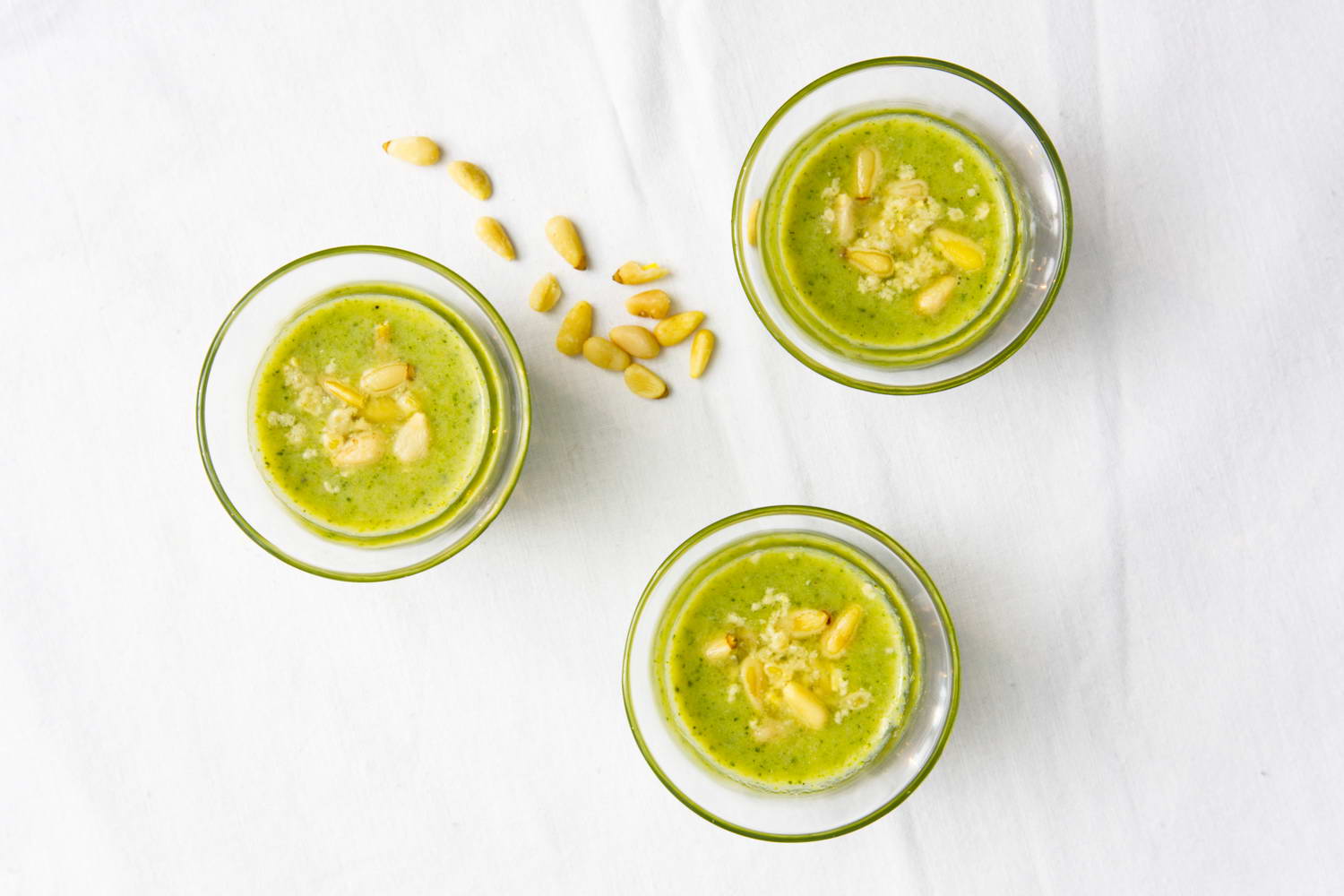 Brokkolisuppe mit Pinienkerne