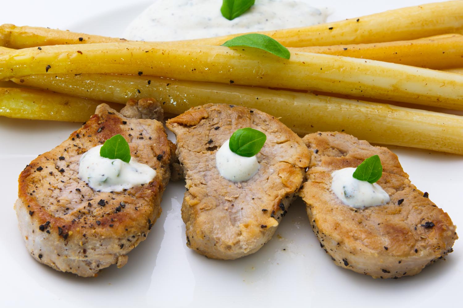 Spargel mit Schweinefilet und Basilikum-Schmand-Soße - Wohlfühlküche