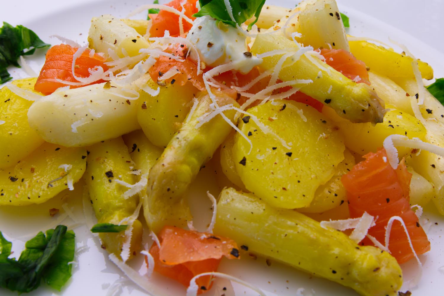 Spargel mit Kartoffeln und Räucherlachs - Wohlfühlküche