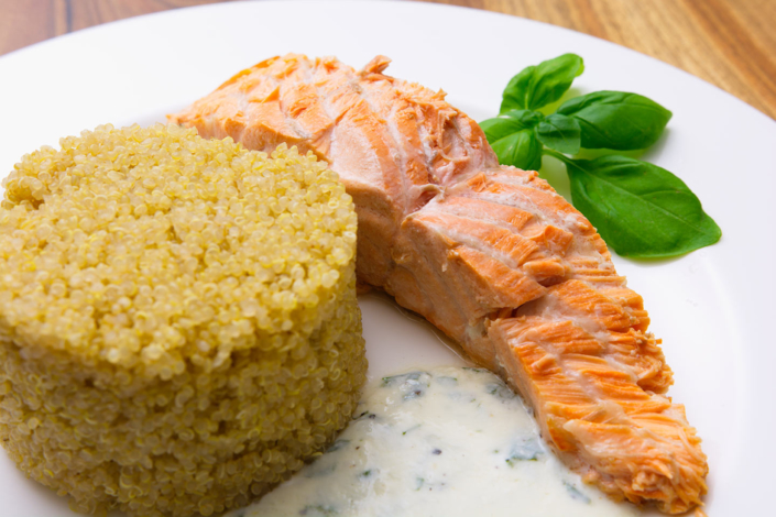 Lachs mit Quinoa und Basilikumsoße - Wohlfühlküche